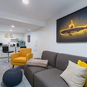 Sleek & Stylish Apt Steps From Bluebird Theater Apartment